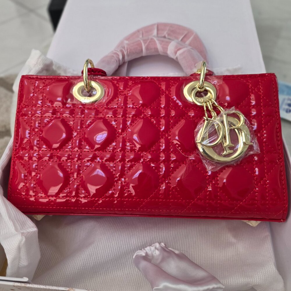 Red crossbody gift ๐ ๐ฅ - Picture 3 of 6